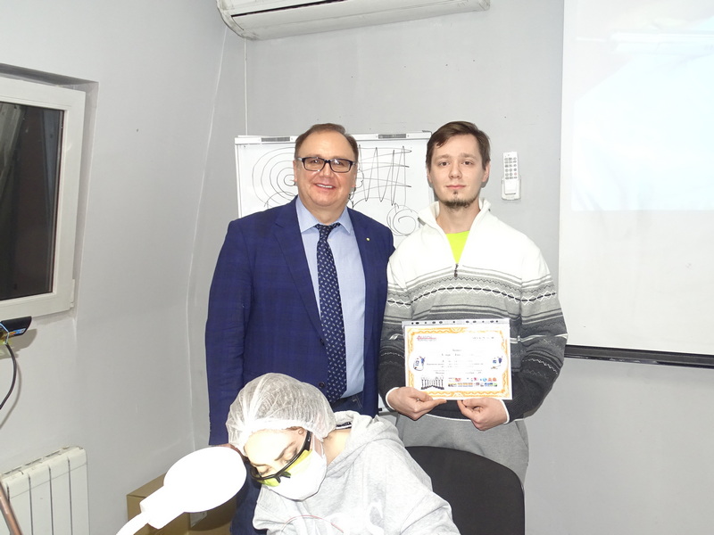 Вручение памятных подарков и сертификатов на семинаре по лазерной стоматологии г.Москва